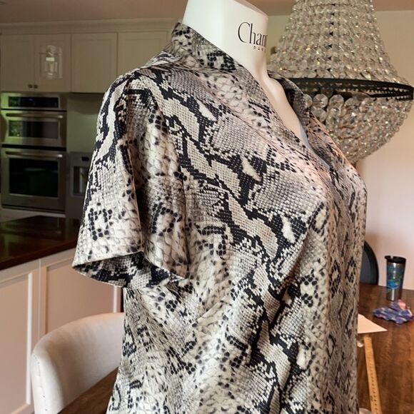 Marina Rinaldi Italy silky V neck animal print short sleeve pull over - Picture 3 of 8